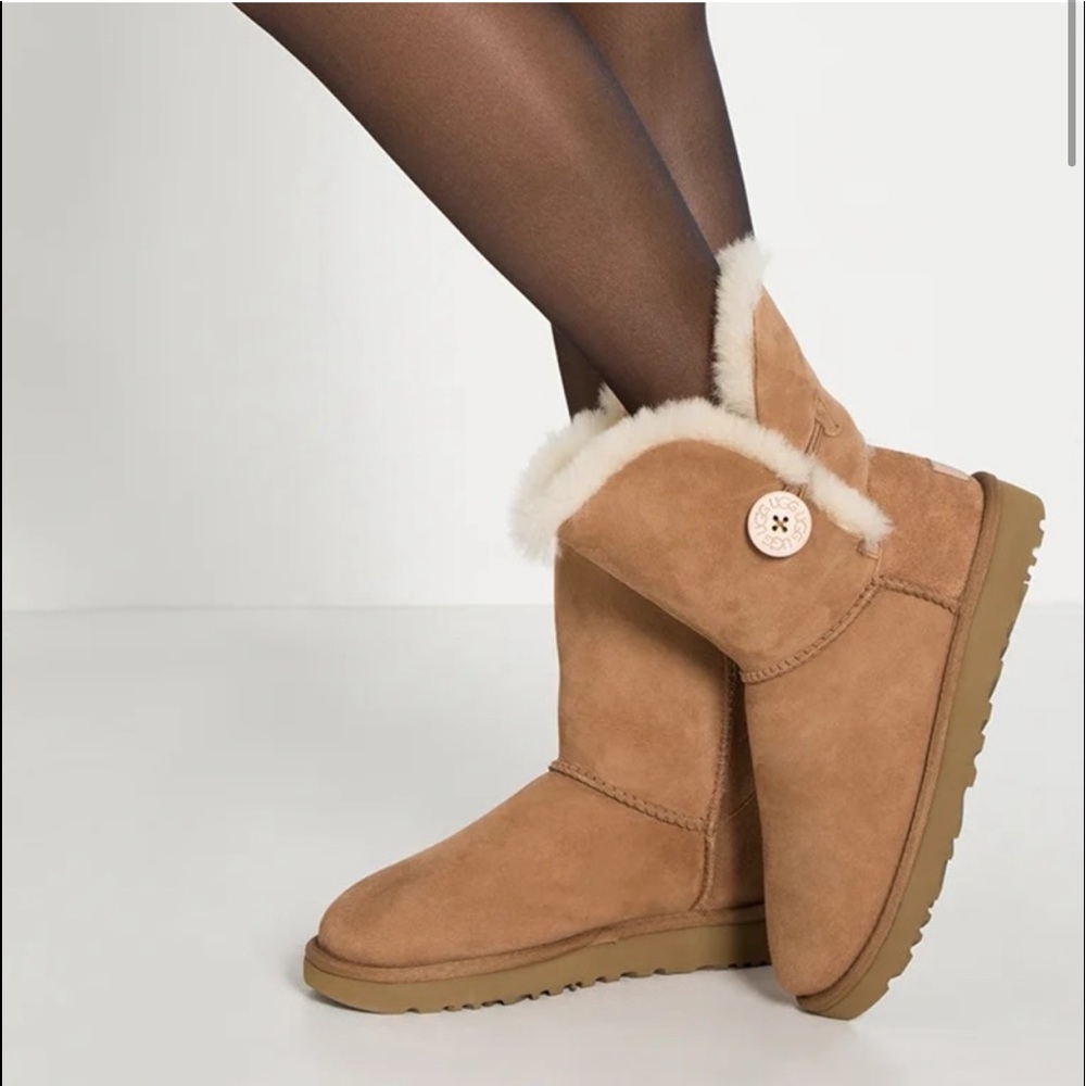 UGG 👢boots bailey button 2 boots II chestnut suede reversible fur women’s sz 8! - Picture 1 of 14